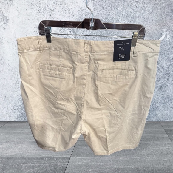 GAP Tan Bermudas Timeless Summer Style - Picture 2 of 4